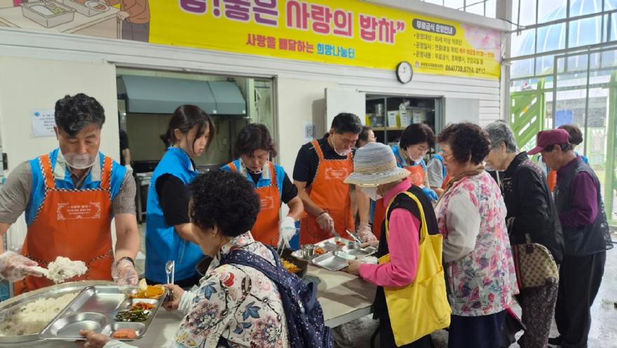 사진자료1_사랑의 밥차 배식.jpg