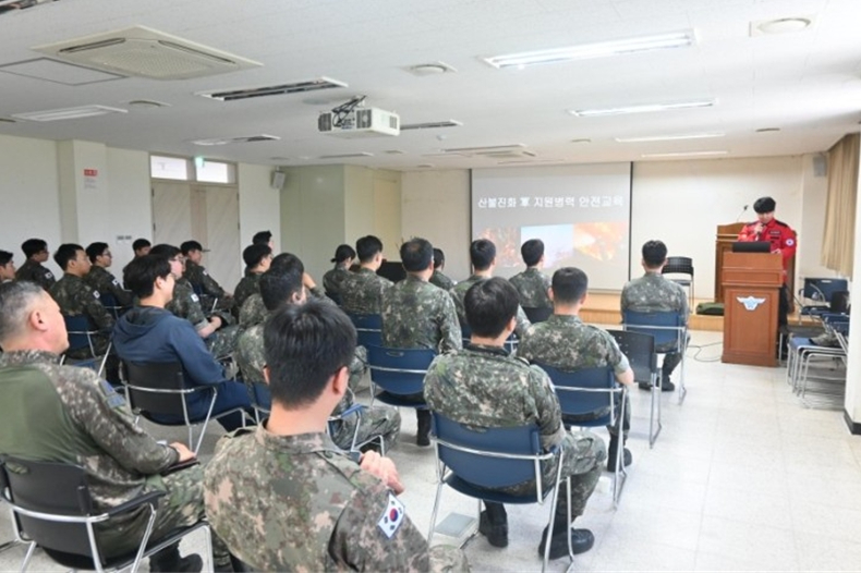 사진1.산불 전담 공무원, 군 장병들에 안전수칙 교육 실시.jpg