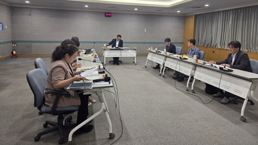 사진2.임하수 산림청 차장(가운데)이 24일 정부대전청사에서 녹색자금운용심의회를 주재하고 있다.jpg