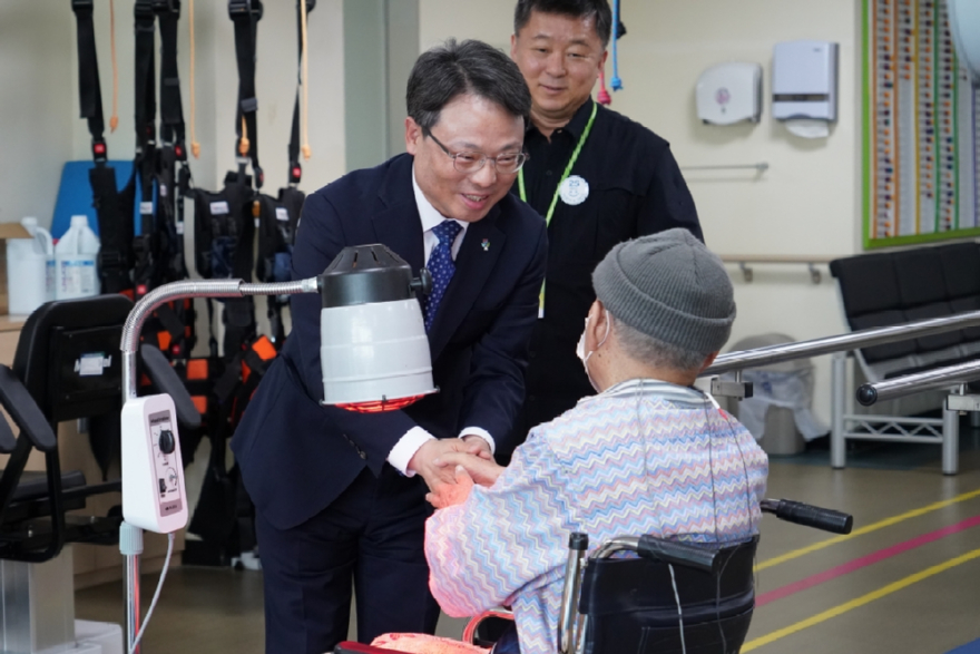 사진1.박은식 산림청장(정면 왼쪽)이 24일 남양주보훈요양원을 위문 방문하고 있다.jpg