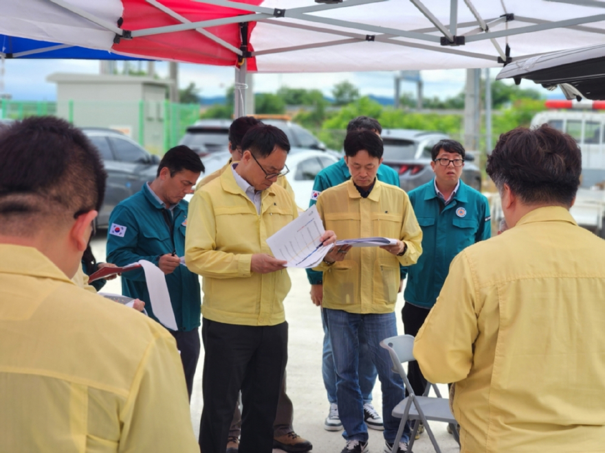 사진2.임하수 산림청 차장(정면방향 왼쪽 두번째)이 수종전환 방제사업지를 점검하며 관계자들에게 철저한 방제와 함께 현장 작업자들의 안전사고 예방을 당부하고 있다.jpg