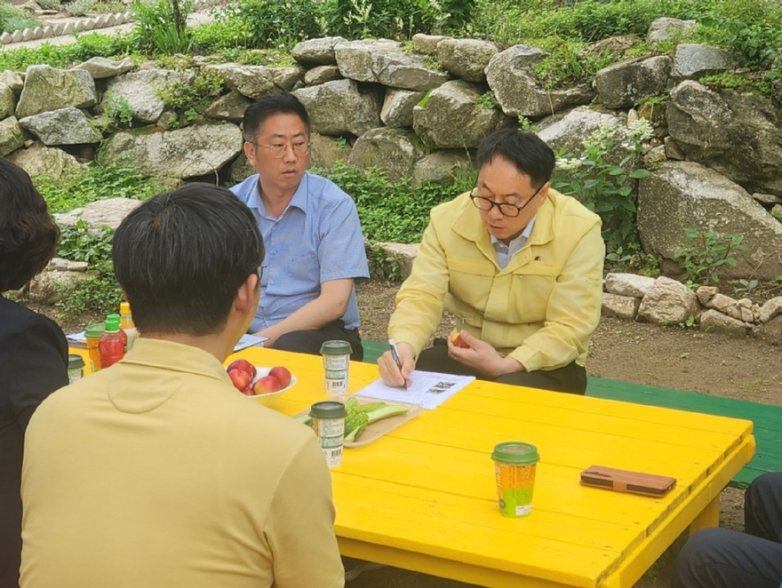 사진2.임하수 산림청 차장(오른쪽 첫번째)이 25일 김천시 호두재배임가를 방문해 민생현장을 점검하고 있다.jpg
