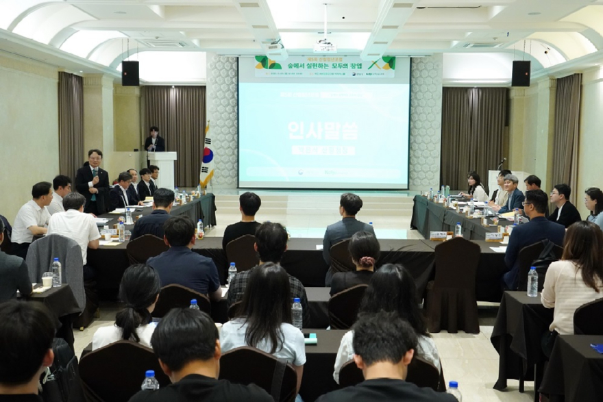 사진2.박은식 산림청장(왼쪽 테이블 오른쪽 다섯번째)이 29일 ‘제5회 산림 청년포럼’에서 인사말을 하고 있다.jpg
