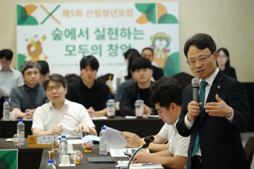 사진1.박은식 산림청장(오른쪽 첫번째)이 29일 ‘제5회 산림 청년포럼’에서 인사말을 하고 있다.jpg