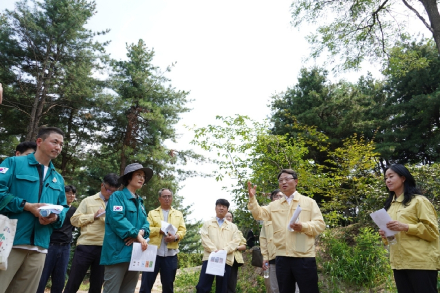 박은식 산림청장(오른쪽 두번째)이 서울 성북구 북한산국립공원 내 방제 현장을 점검하며 관계기관과 함께 소나무재선충병 확산 방지를 위한 정밀 예찰 및 방제 전략을 논의하고 있다..jpg