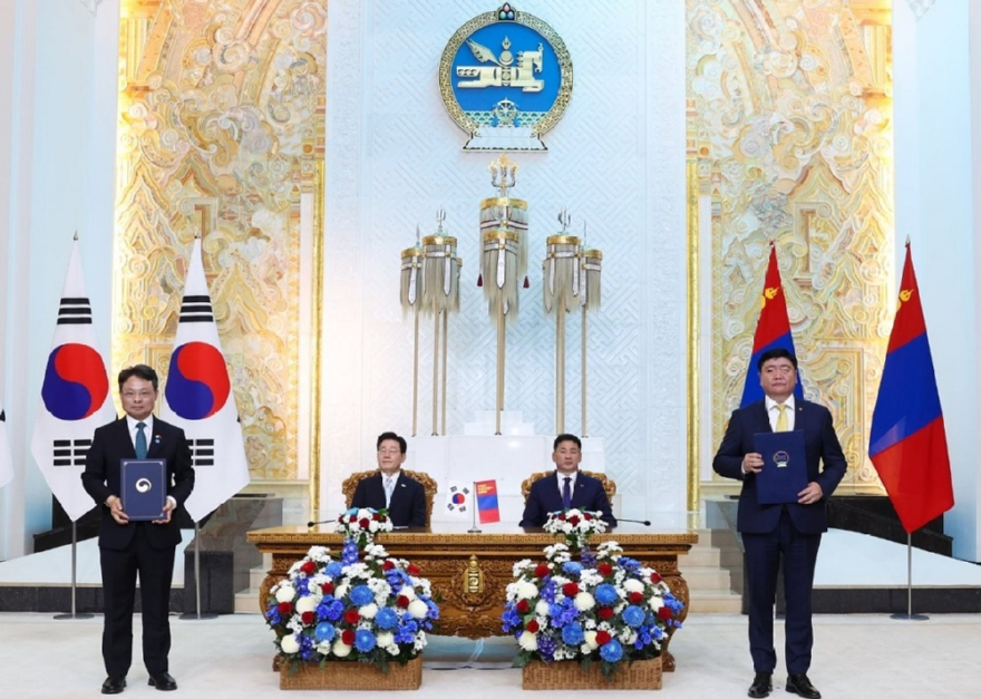 사진1.박은식 산림청장(왼쪽 첫번째)과 산닥어치르 몽골 환경기후변화부 장관(오른쪽 첫번째)은 9일 ‘사막화 방지·산림복원 양해각서’ 및 ‘기후변화 역량강화 양해각서’ 체결을 통해 양국의 산림협력을 확대했다.jpg