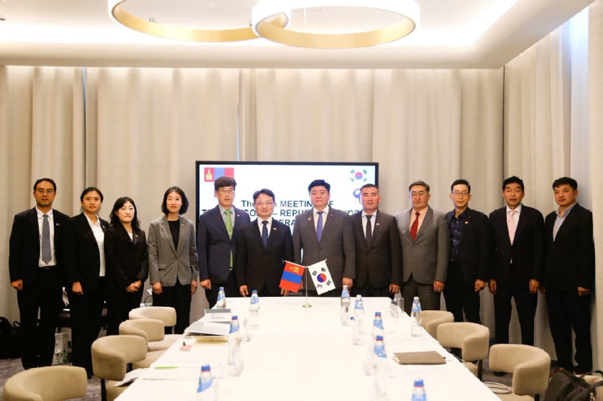 사진4.박은식 산림청장(왼쪽에서 여섯번째)과 산닥어치르 몽골 환경기후변화부 장관(오른쪽에서 여섯번째)은 9일 ‘사막화 방지·산림복원 양해각서’ 및 ‘기후변화 역량강화 양해각서’ 체결을 통해 양국의 산림협력을 확대했다.jpg