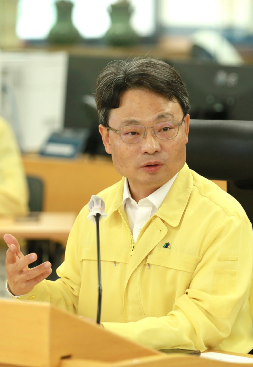 사진4.박은식 산림청장이 10일 산사태예방지원본부에서 집중호우에 따른 산사태 피해 상황을 점검했다.jpg