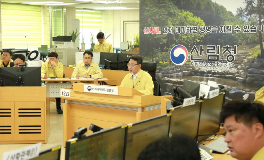 사진2.박은식 산림청장(가운데)이 10일 산사태예방지원본부에서 집중호우에 따른 산사태 피해 상황을 점검했다.jpg