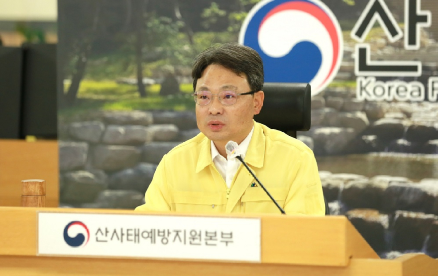 사진5.박은식 산림청장이 10일 산사태예방지원본부에서 집중호우에 따른 산사태 피해 상황을 점검했다.jpg