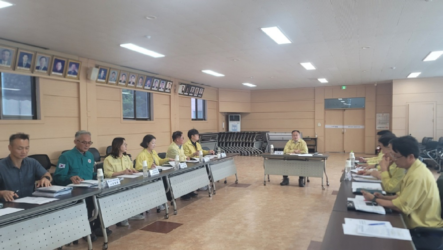 사진3.이용권 산림청 산림재난통제관(가운데)이 15일 충남 천안시 병천면에서 재난 발생 시 관계기관 간 긴밀한 공조 방안에 대해 논의하고 있다.jpg