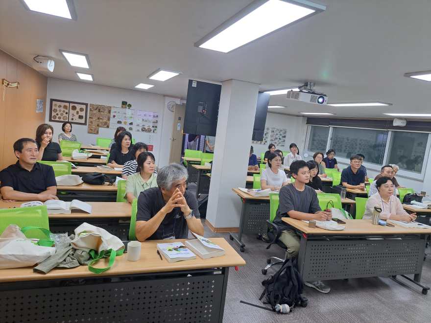 새로운 도전을 위해 '제38기 숲해설가 산림교육과정'에 참여한 교육생들이 진지한 모습.jpg