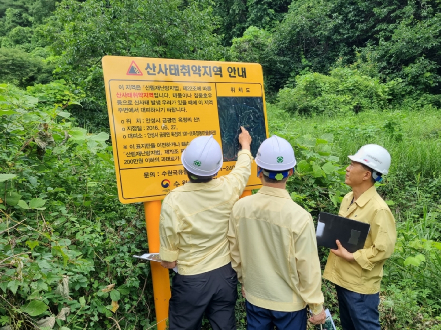 (북부지방산림청) 산사태취약지역 확인 중인 송준호 북부지방산림청장.jpg