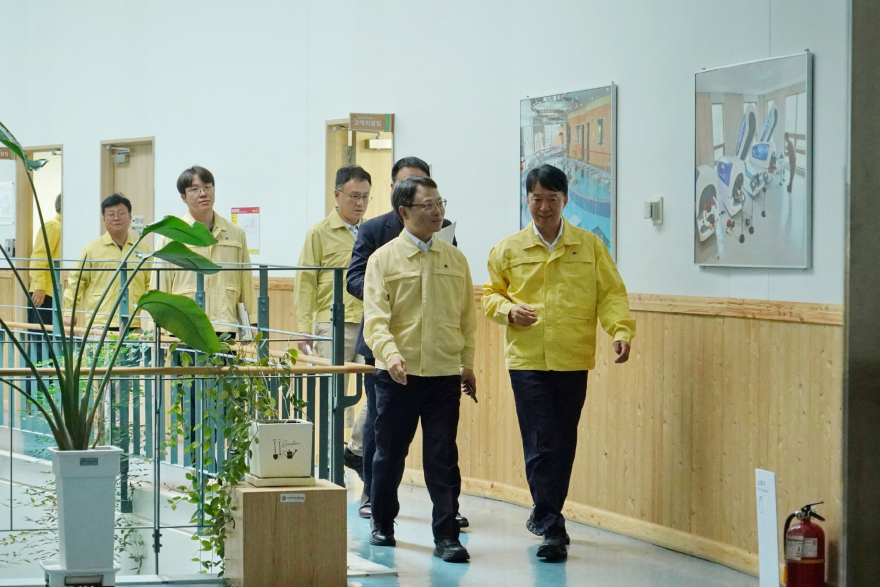 사진3.박은식 산림청장(앞줄 왼쪽)이 22일 경북 영주시에 위치한 국립산림치유원을 방문해 산사태 대비 예방조치 상태를 점검하고 있다.jpg