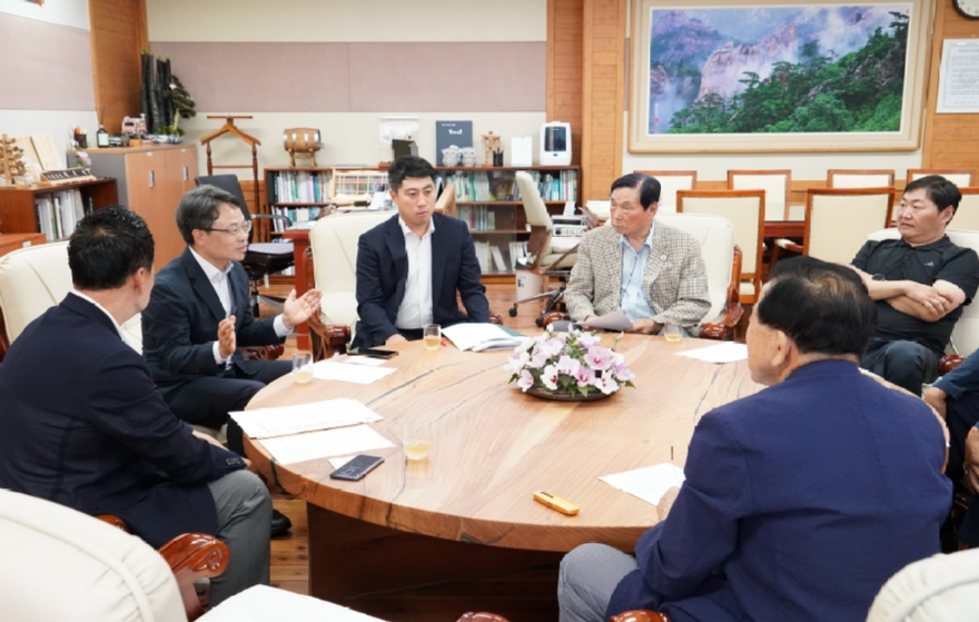 사진1. 박은식 산림청장(왼쪽 두 번째)이 23일 정부대전청사에서 한국산림탄소협회 관계자와 간담회를 진행하고 있다 - 복사본.jpg
