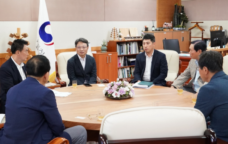 사진2. 박은식 산림청장(가운데)이 23일 정부대전청사에서 한국산림탄소협회 관계자와 간담회를 진행하고 있다.jpg
