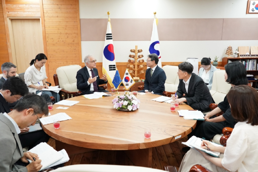 사진2. 박은식 산림청장(오른쪽에서 다섯번째)이 24일 정부대전청사에서 우고 아스투토  주한 EU대사(왼쪽에서 다섯번째)와 면담하고 있다 - 복사본.jpg