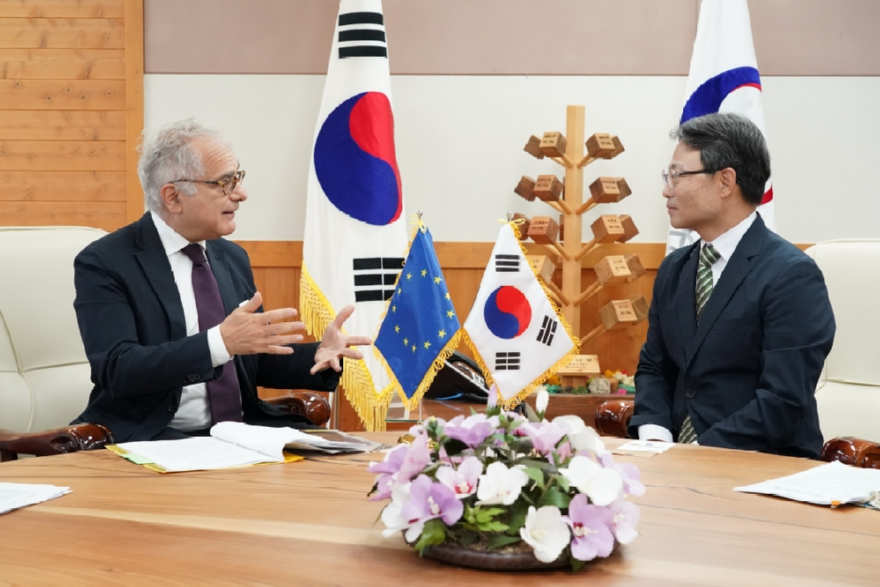 사진3. 박은식 산림청장(오른쪽)이 24일 정부대전청사에서 우고 아스투토 주한 EU대사(왼쪽)와 면담하고 있다.jpg