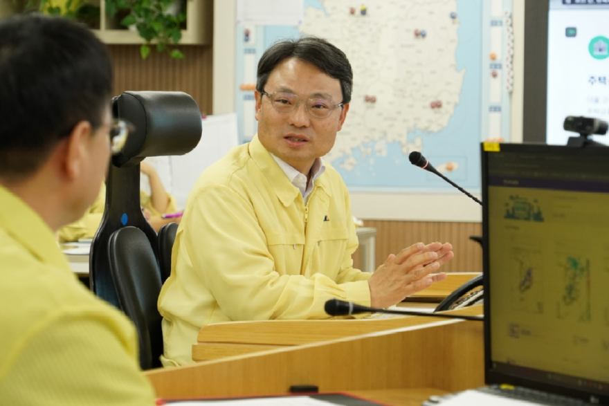사진2.박은식 산림청장이 7.17~22일 호우 대비 산사태 예방·대응 대처상황 점검회의를 주재하고 있다.jpg