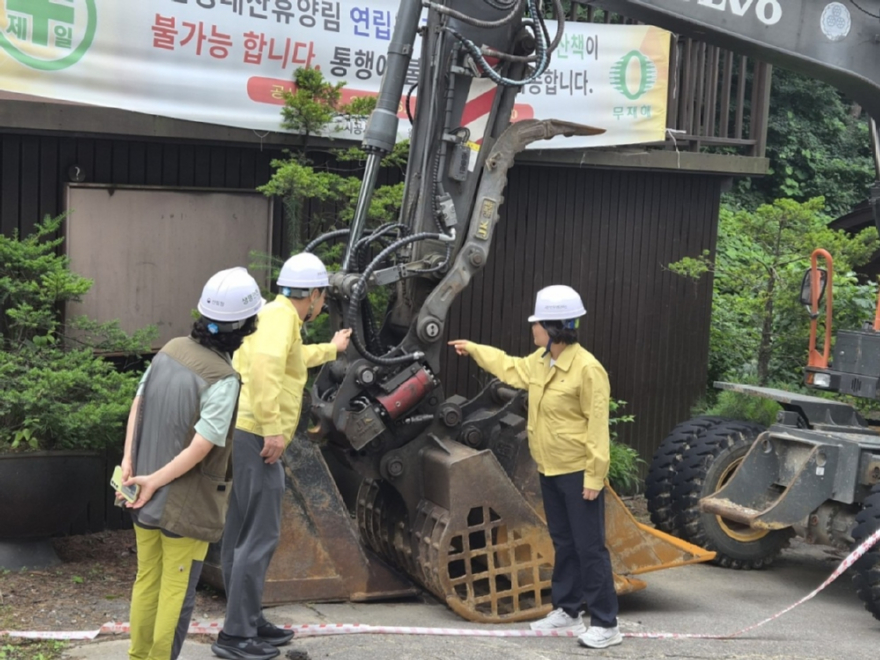 사진1.임하수 산림청 차장(가운데)이 27일 국립청태산자연휴양림 안전점검을 실시하고 있다.jpg