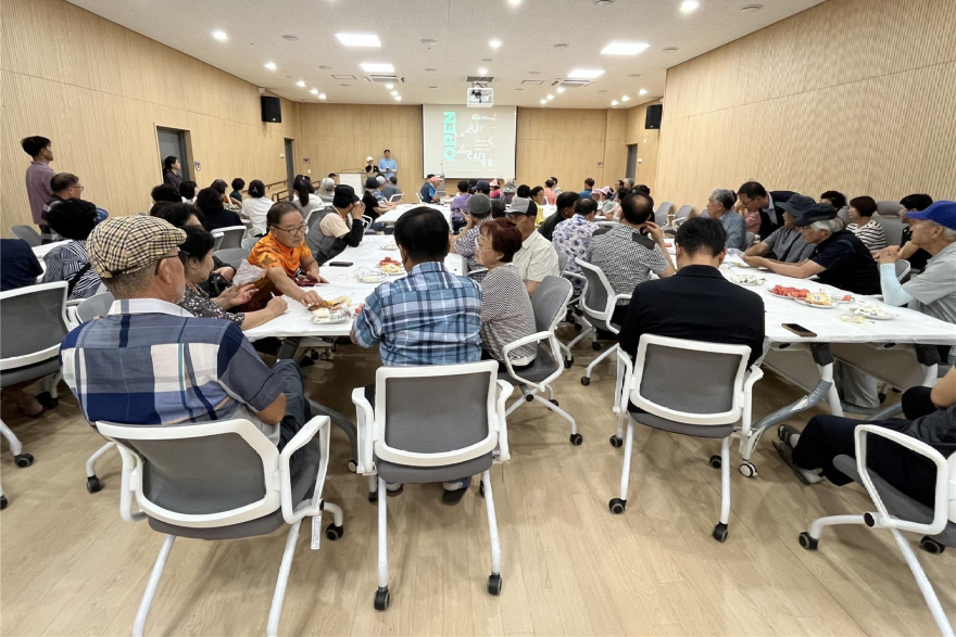 국립진안고원산림치유원 내 고객편의시설인 카페 개업식을 개최한 가운데, 마을 주민들을 초청해 뜻깊은 소통의 시간을 가지고 있다. (한국산림복지진흥원 국립진안고원산림치유원 제공).jpg