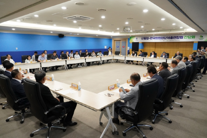 사진2.박은식 산림청장(정면방향 앞줄 가운데)이 5일 정부대전청사에서 산림청-한국임업인단체총연합회 간담회를 주재하고 있다.jpg