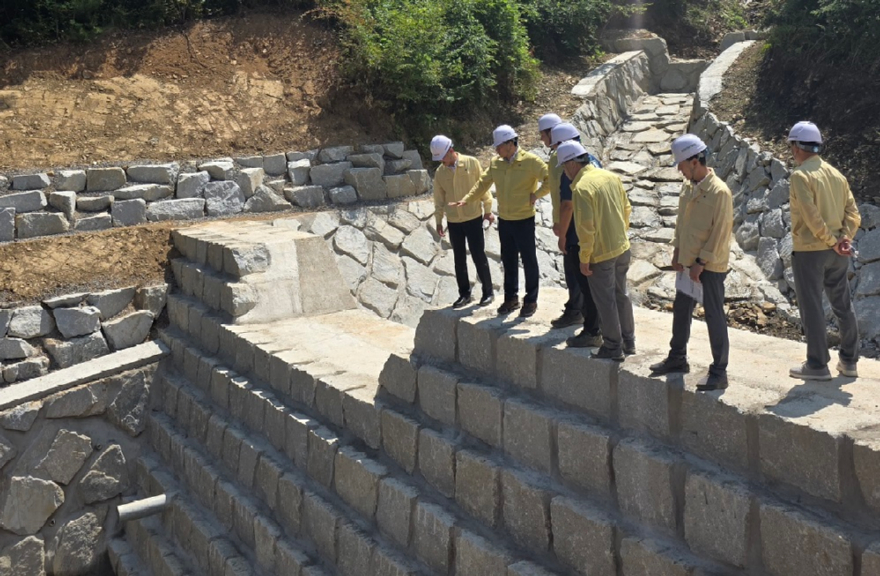 사진1.임하수 산림청 차장(왼쪽에서 두번째)이 5일 산림유역관리사업을 점검하고 있다.jpeg