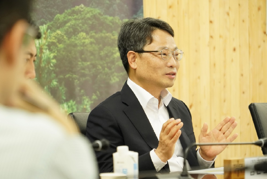 사진2.박은식 산림청장이 5일 정부대전청사에서 산림 및 임산분야 학회 관계자들과의 간담회를 주재하고 있다.jpg
