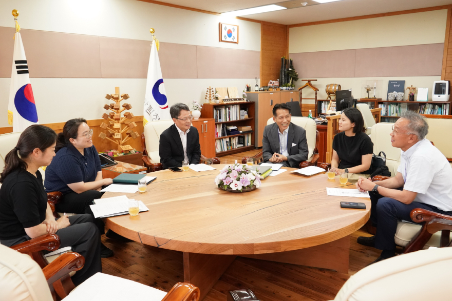 사진2.박은식 산림청장(왼쪽에서 세번째)이 5일 한국산림휴양복지학회 관계자 간담회를 주재하고 있다.jpg