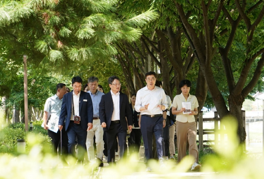 사진1.박은식 산림청장(앞줄 가운데)과 최원용 평택시장(앞줄 오른쪽)이 6일 평택 도시바람길숲을 방문해 폭염 저감 효과와 관리 방안에 대해 논의하고 있다.jpg