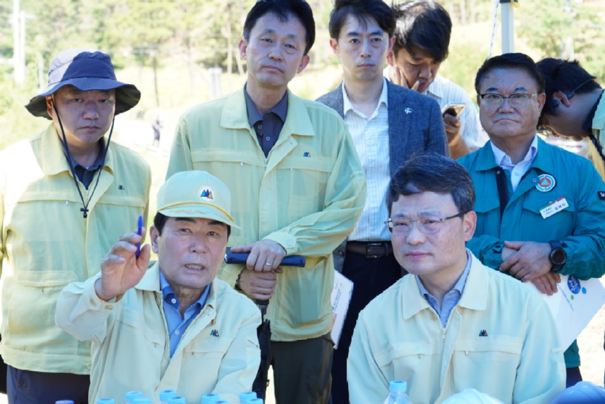 사진2. 박은식 산림청장(오른쪽)과 성낙인 창녕군수(왼쪽)가 7일 창녕군 수종전환 방제사업지를 점검하고 있다 .jpg