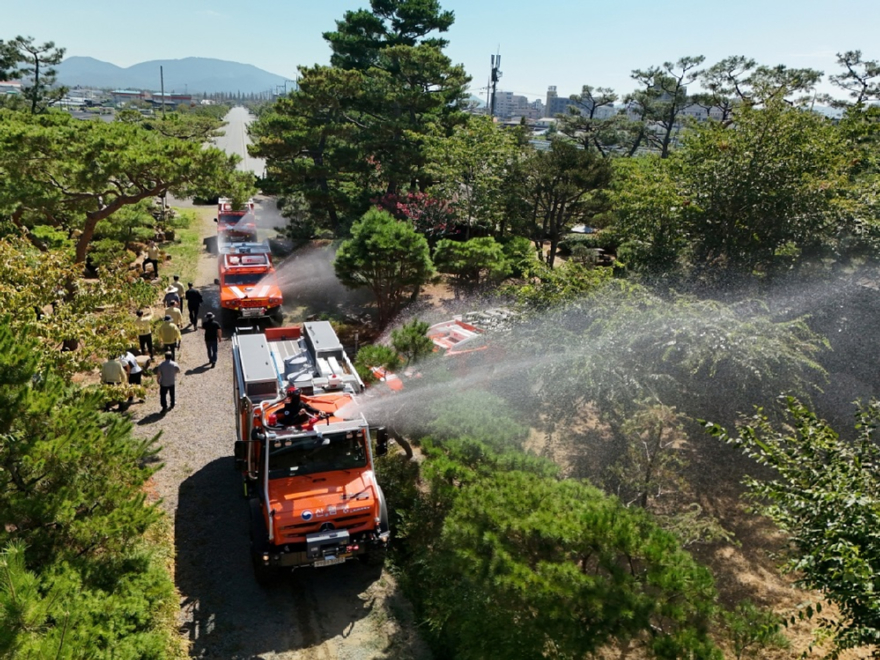 사진2.산림청은 7일 임업인의 폭염 가뭄피해 최소화를 위해 산불진화차량을 투입하여 용수를 공급하고 있다.jpg