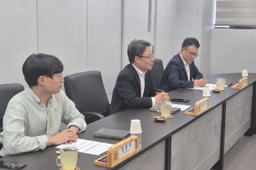 사진2.박은식 산림청장(가운데)이 충북 청주 한국산림재난안전기술공단을 방문해 주요 현안 및 산림재난 관리 체계를 점검하고 있다.jpg