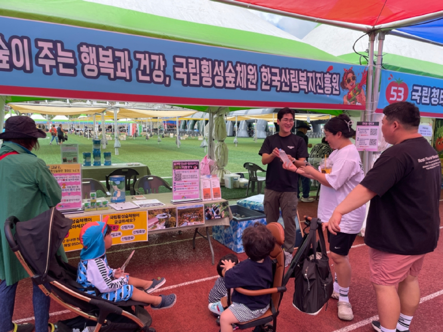 (사진)숲체원 토마토축제부스운영2.jpg