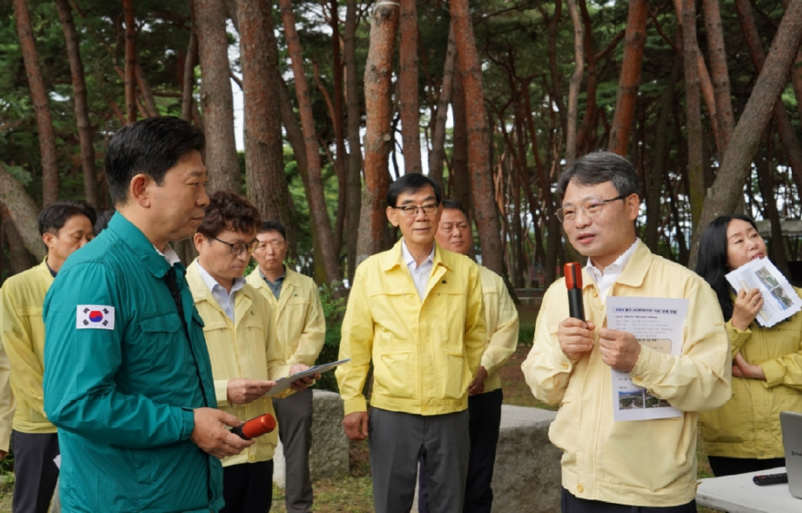 사진2.박은식 산림청장(오른쪽에서 두번째)이 13일 경북 포항시 북구 방제사업지를 점검하며 관계자들에게 방제전략에 따른 철저한 유인 항공방제를 당부하고 있다.jpg