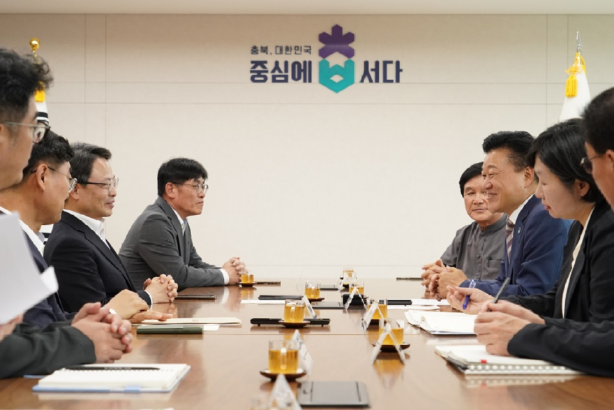 사진2.박은식 산림청장(왼쪽에서 세번째)이 13일 충북도청 회의실에서 신용한 충청북도지사(오른쪽에서 세번째), 심상택 한국수목원정원관리원 이사장(왼쪽에서 두번째)과 정원 활성화 업무협약을 체결했다.jpg