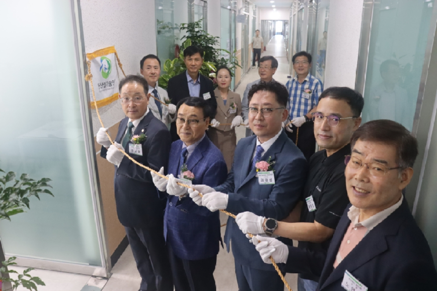 [붙임] 한국산림기술인회 전북지회 개소식_현판 제막식.JPG