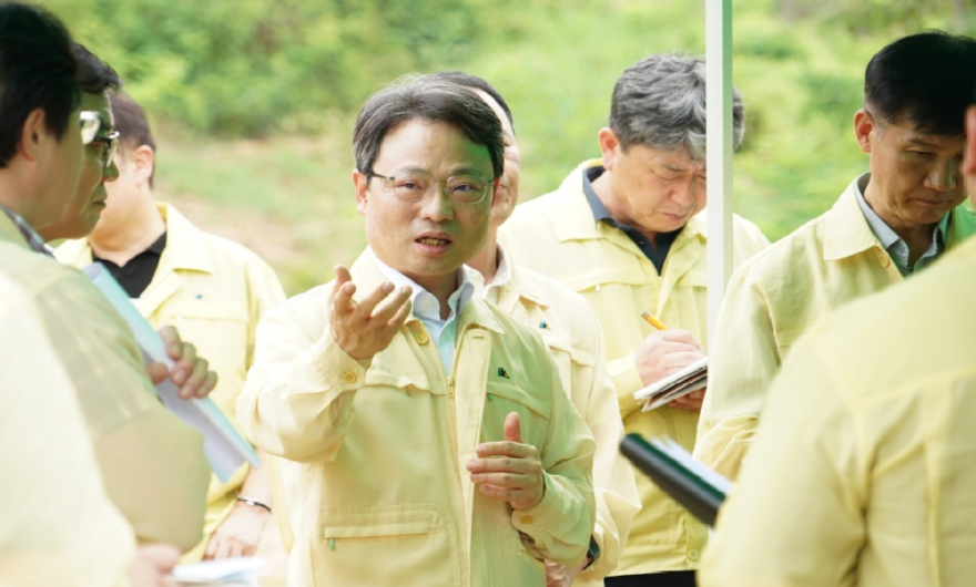 사진2.박은식 산림청장(가운데)이 21일 전북 정읍시 수종전환 사업지를 둘러보며 태풍에 대비한 현장 안전관리 및 재해 위험성을 점검하고 있다.jpg