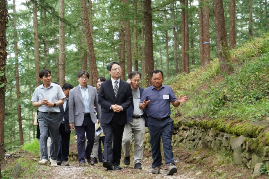 사진2.박은식 산림청장(앞줄 왼쪽)이 20일 ‘이달의 임업인(8월)’으로 선정된 이현우 대표(앞줄 오른쪽)와 산양삼 재배지 현장을 방문하고 있다.jpg