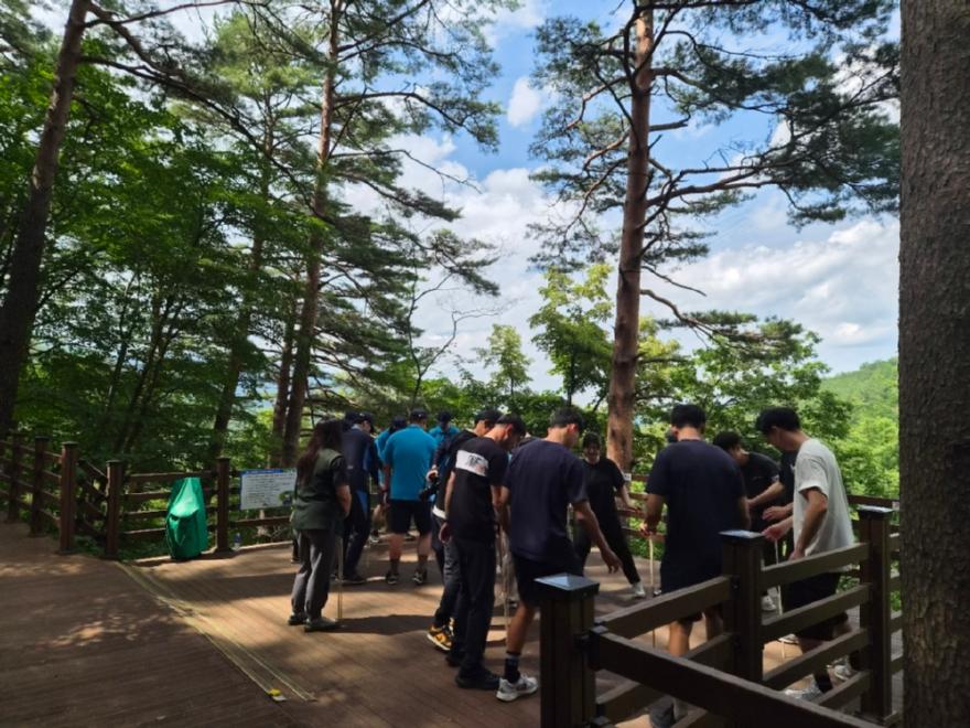 실외 산림치유 프로그램 전 라포형성 및 몸풀기.jpg