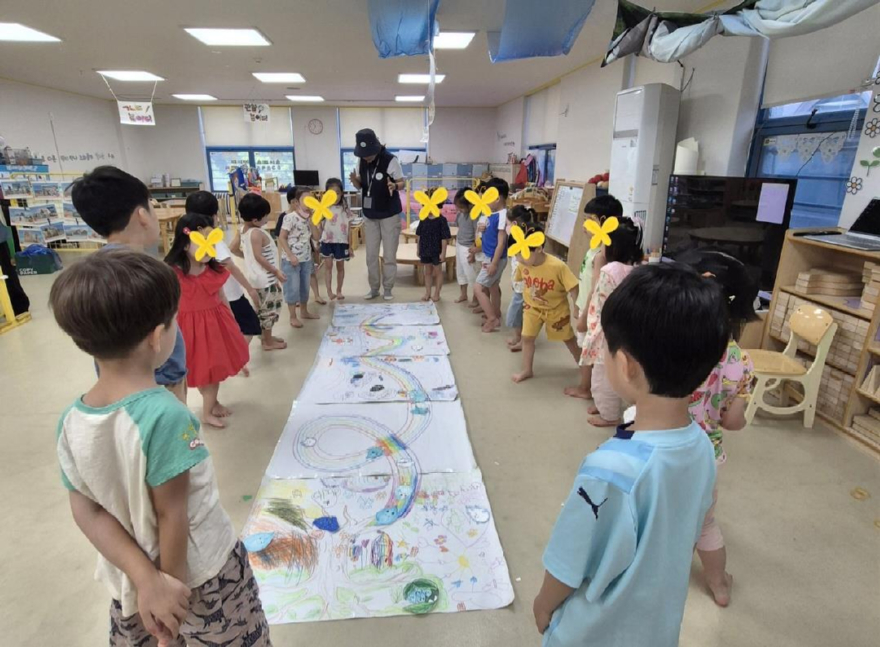 8월 18일 삼성선릉어린이집에서 찾아가는 숲프로그램을 진행하는 모습 Ⓒ 선릉숲 제공.jpg