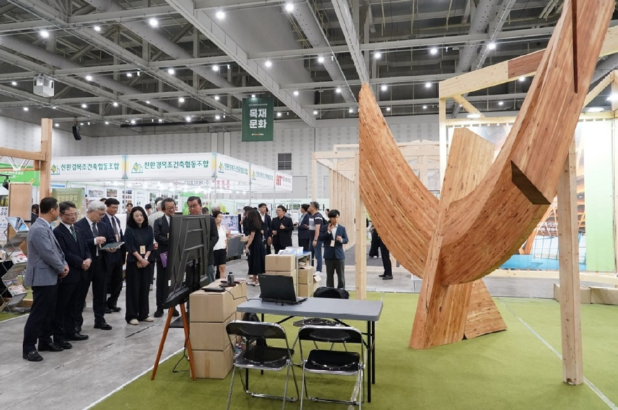 사진3.박은식 산림청장이(왼쪽 두번째)이 27일 ‘2026 대한민국 목재산업박람회'에서 행사장을 둘러보고 있다.jpg