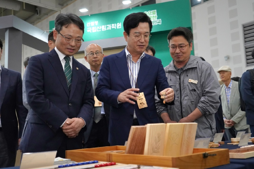 사진2.박은식 산림청장이(앞줄 왼쪽)이 허태정 대전시장(앞줄 가운데)과 27일 ‘2026 대한민국 목재산업박람회'에서 행사장을 둘러보고 있다.jpg