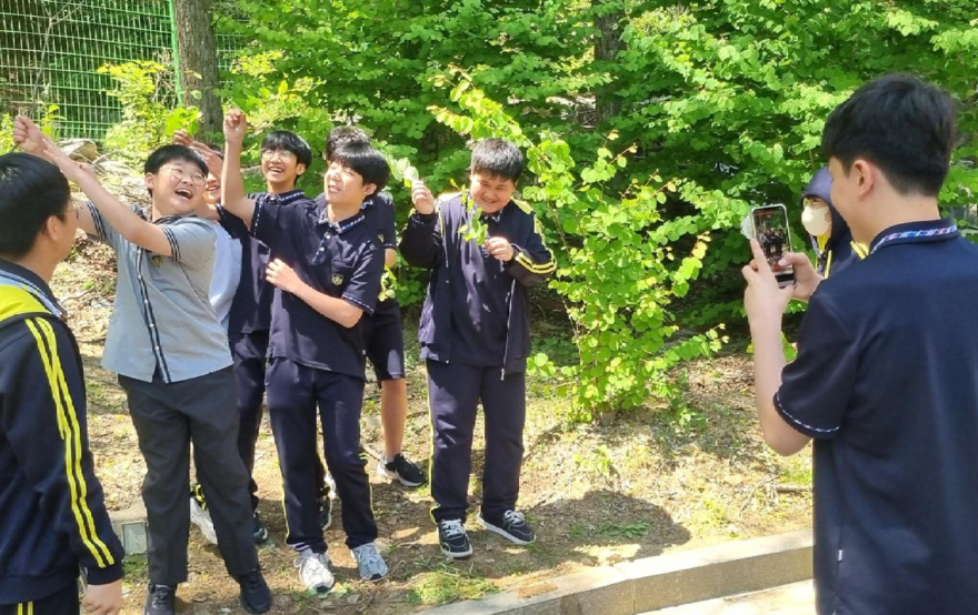 ▲나무를 만나는 유쾌한 촬영. 중학생들이 나무를 소개하는 영상제작을 즐겁게 하고 있다..jpg