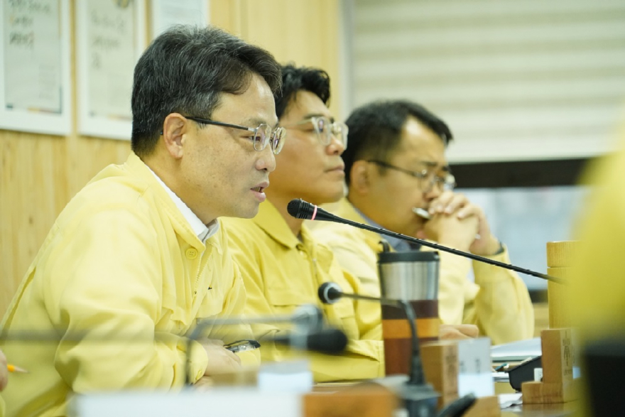 사진2.박은식 산림청장(왼쪽 첫번째)이 31일 국정과제 및 현안점검회의에서 직장 내 괴롭힘 근절 등 공직기강 확립에 솔선수범할 것을 강조하고 있다.jpg