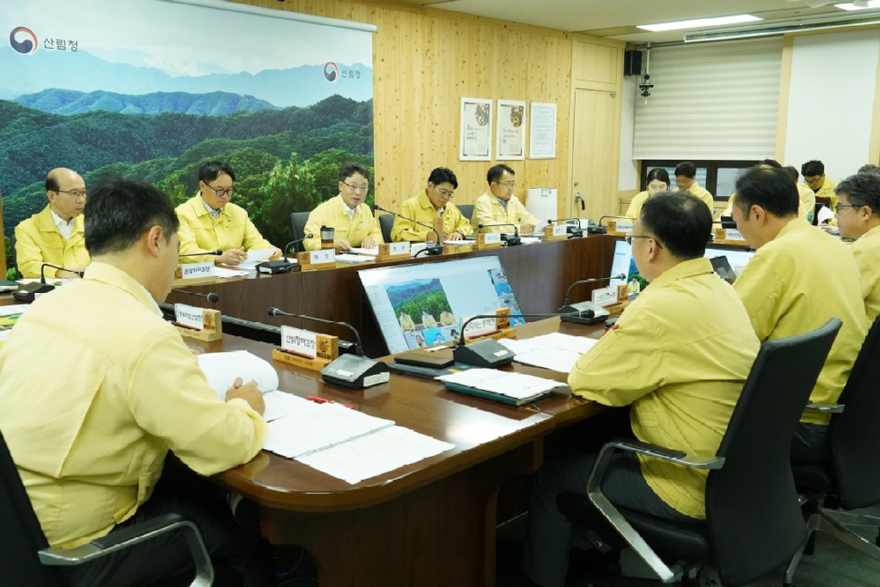 사진1.박은식 산림청장(정면방향 가운데)이 31일 국정과제 및 현안점검회의에서 직장 내 괴롭힘 근절 등 공직기강 확립에 솔선수범할 것을 강조하고 있다.jpg