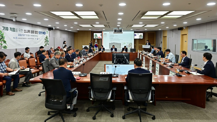 사진3.산림청은 8일 국회의원회관 제1세미나실에서 ‘기후적응을 위한 소나무 관리’ 국회토론회를 개최했다.jpg