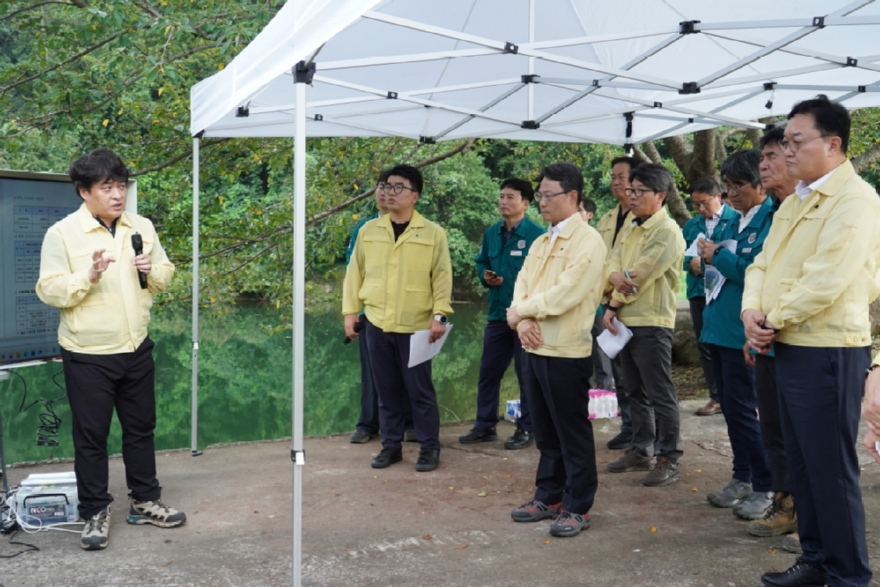 사진2.박은식 산림청장(왼쪽에서 다섯번째)이 김현수 하동군수(오른쪽 첫번째)와 3일 경남 하동군 소나무재선충병 방제사업지를 찾아 방제추진상황을 점검하고 있다.jpg
