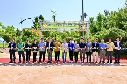 속초 청초호유원지 맨발걷기길 준공…웰니스 관광도시 도약 본격화