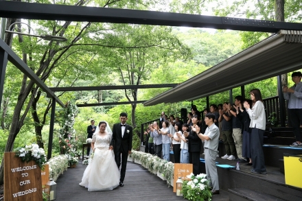 ‘올가을 숲속 결혼식으로 초대해요’